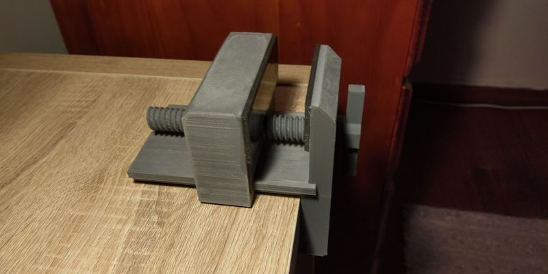 3D Printed Desk Vise