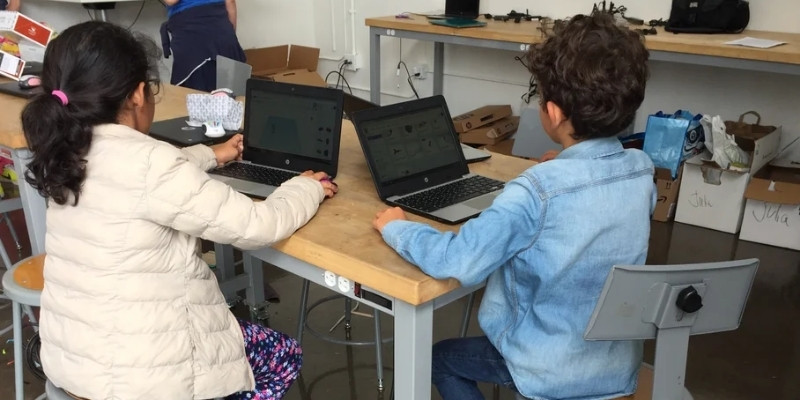 young children using tinkercad for learning 3D modeling